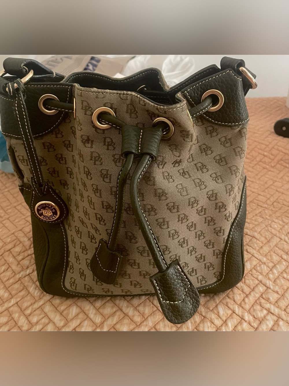 Dooney & Bourke
Olive
Leather and Canvas
Drawstring
Bucket shoulder
Bag